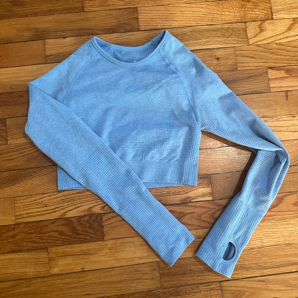 Blue workout cropped long sleeve top
